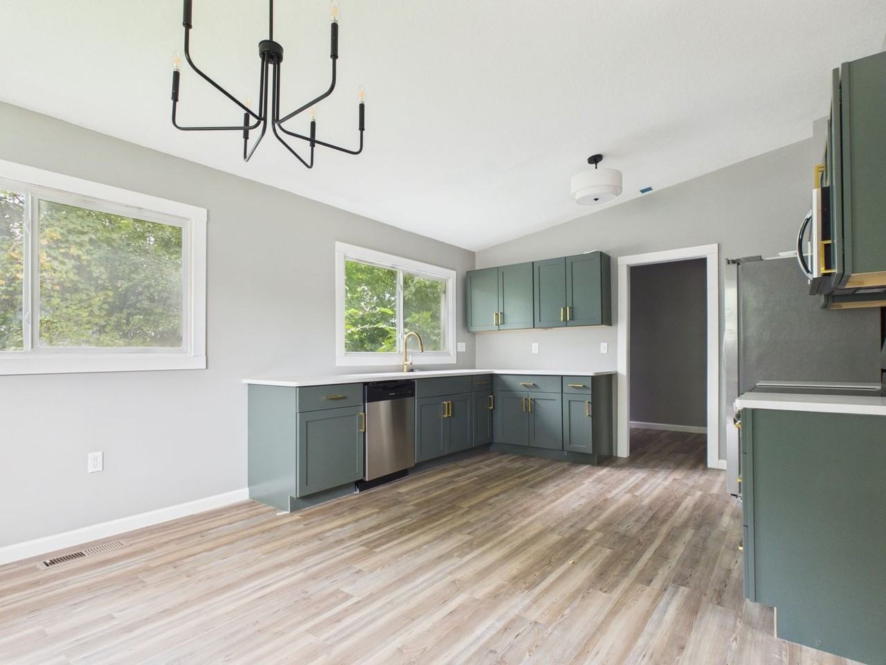 808 E Clark St - Photo 4 of 15
