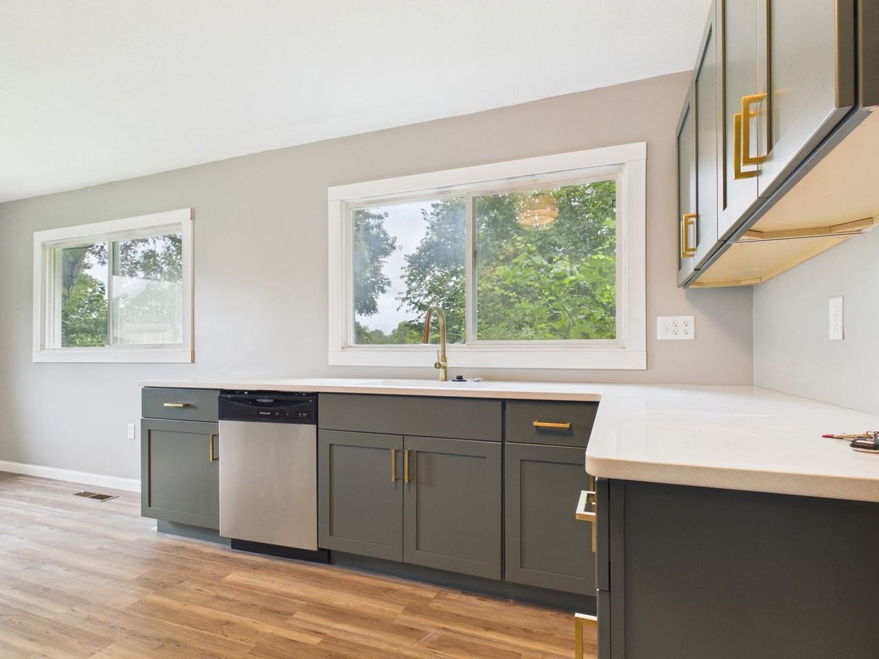 808 E Clark St - Photo 7 of 15