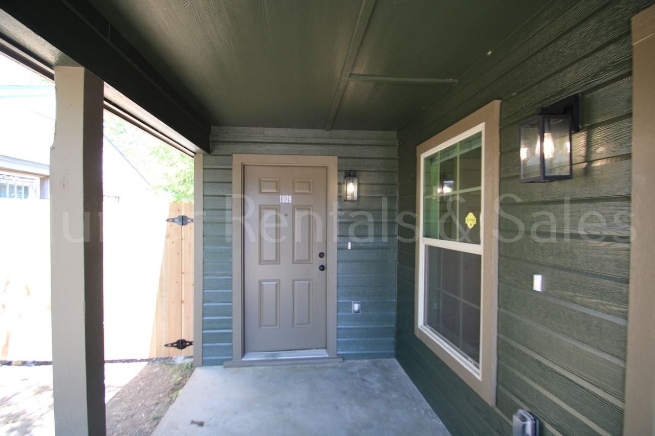 1809 Elkins Ave - Photo 3 of 16