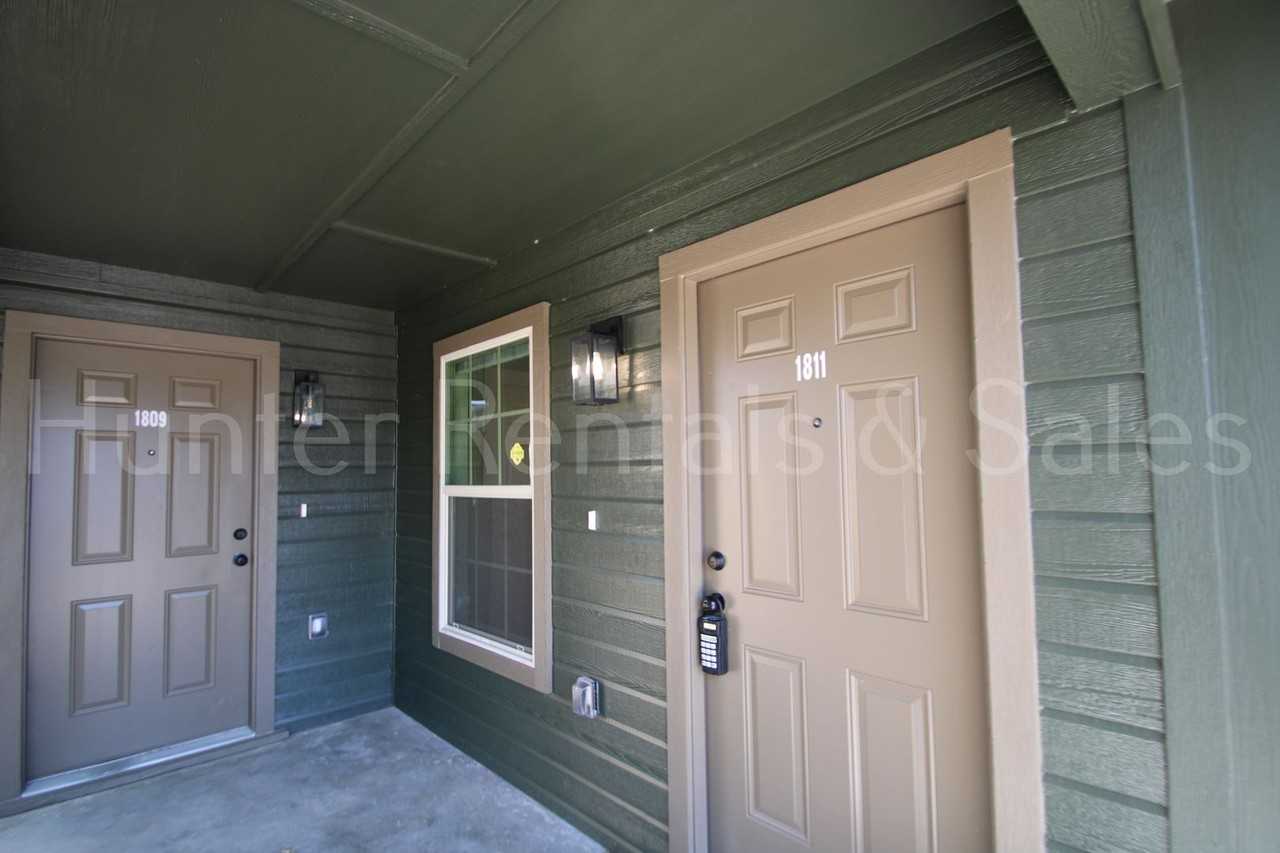 1811 Elkins Ave - Photo 3 of 17