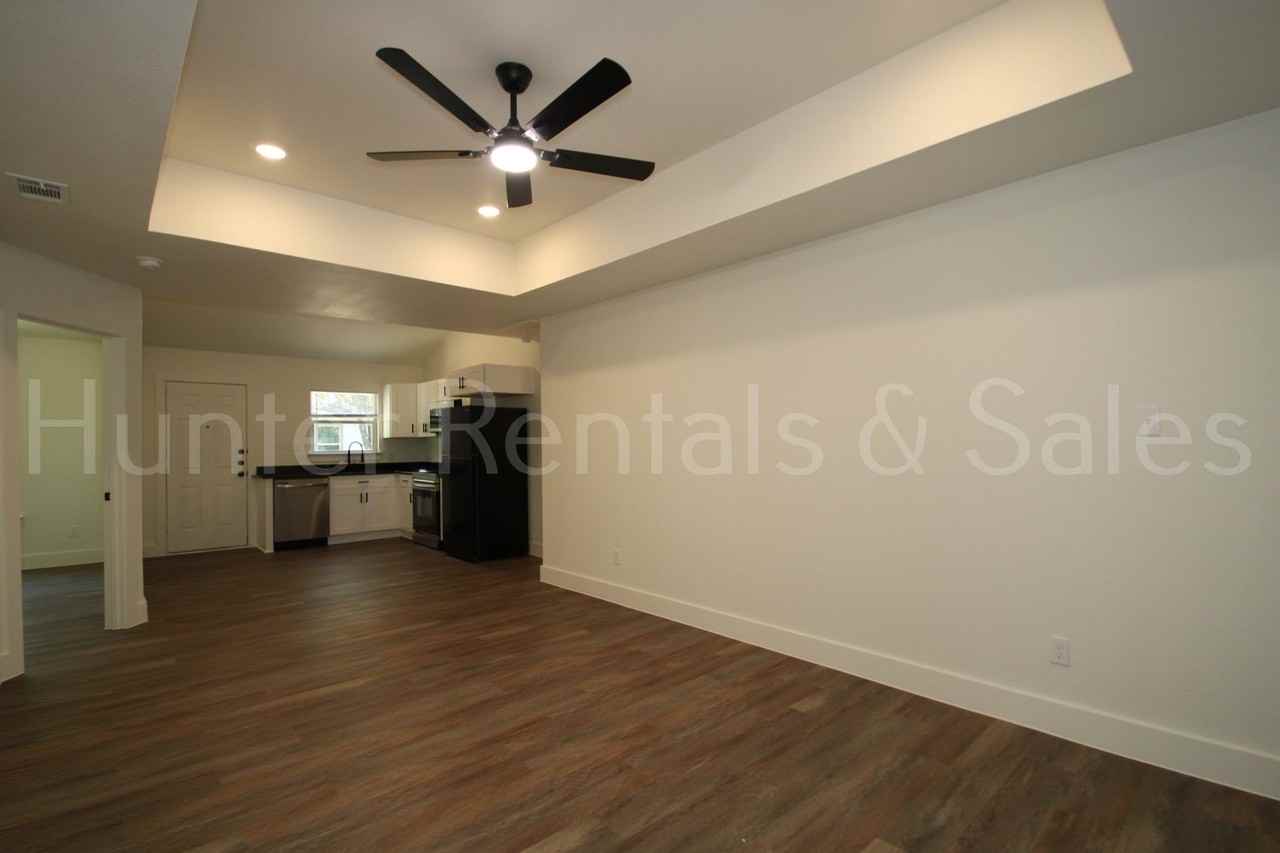 1811 Elkins Ave - Photo 4 of 17