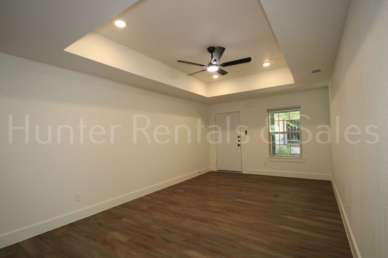 1811 Elkins Ave - Photo 5 of 17