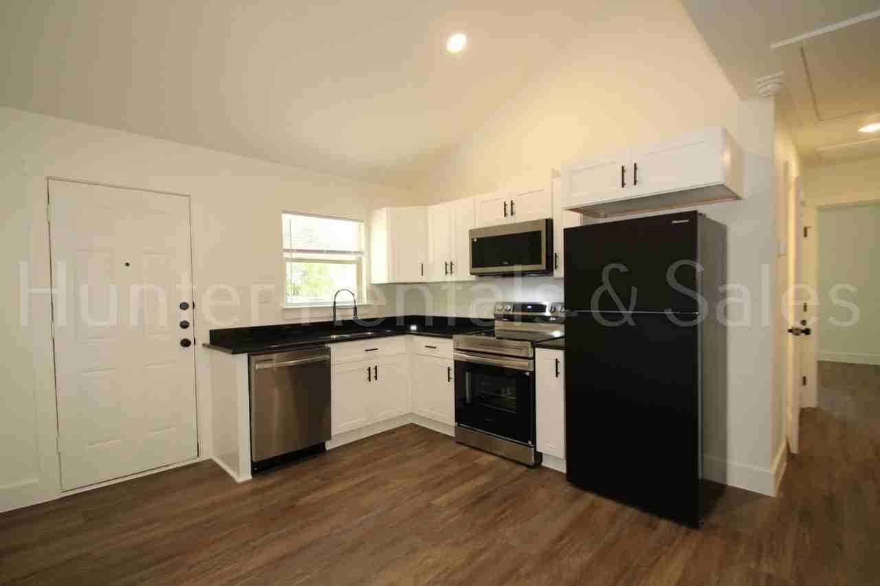 1811 Elkins Ave - Photo 7 of 17