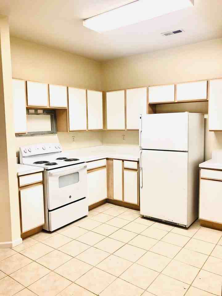 142 Gadsden St - Photo 4 of 13