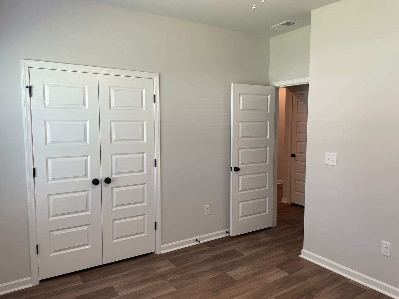 1027 Harbor Dr - Photo 4 of 35