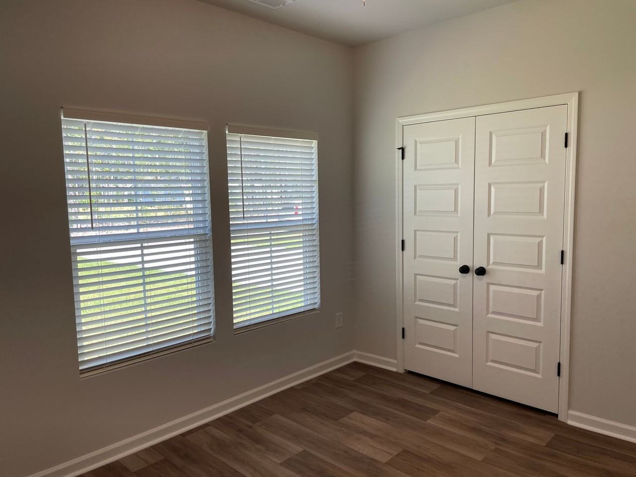 1027 Harbor Dr - Photo 5 of 35