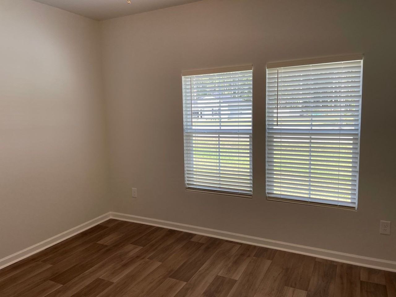 1027 Harbor Dr - Photo 7 of 35