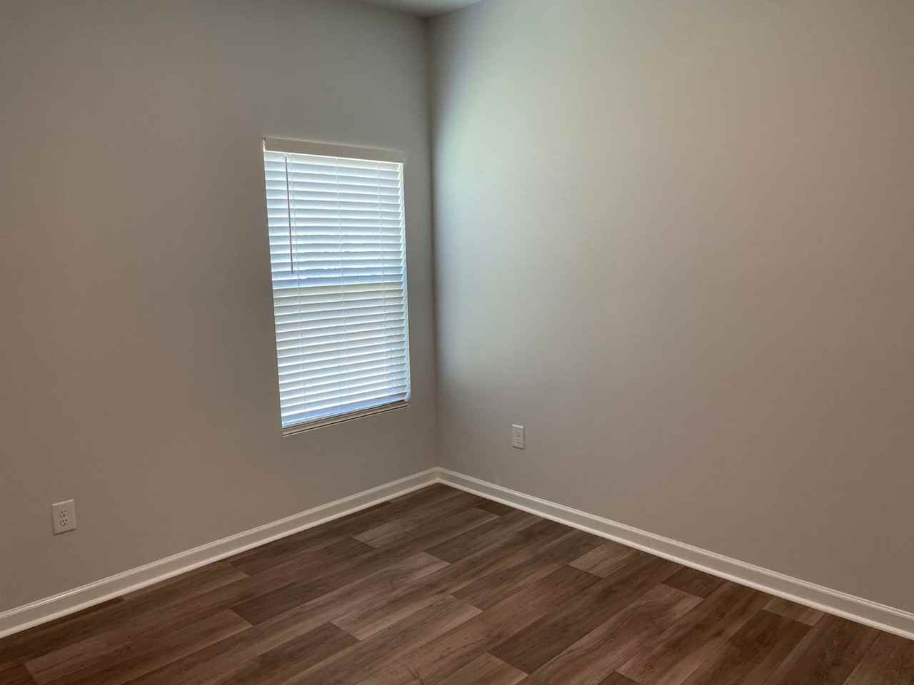 1031 Harbor Dr - Photo 7 of 33