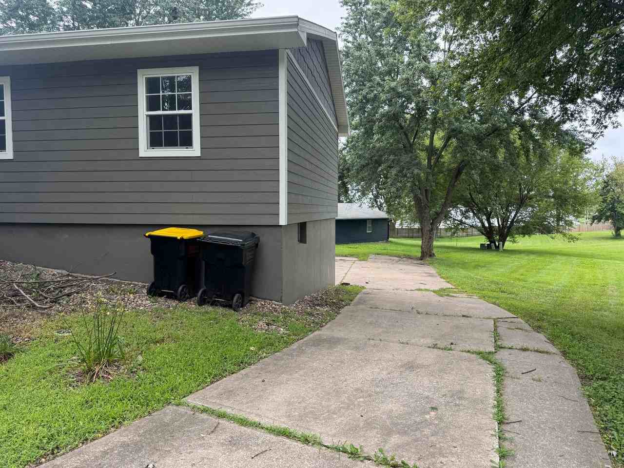 404 E Maple St - Photo 2 of 18