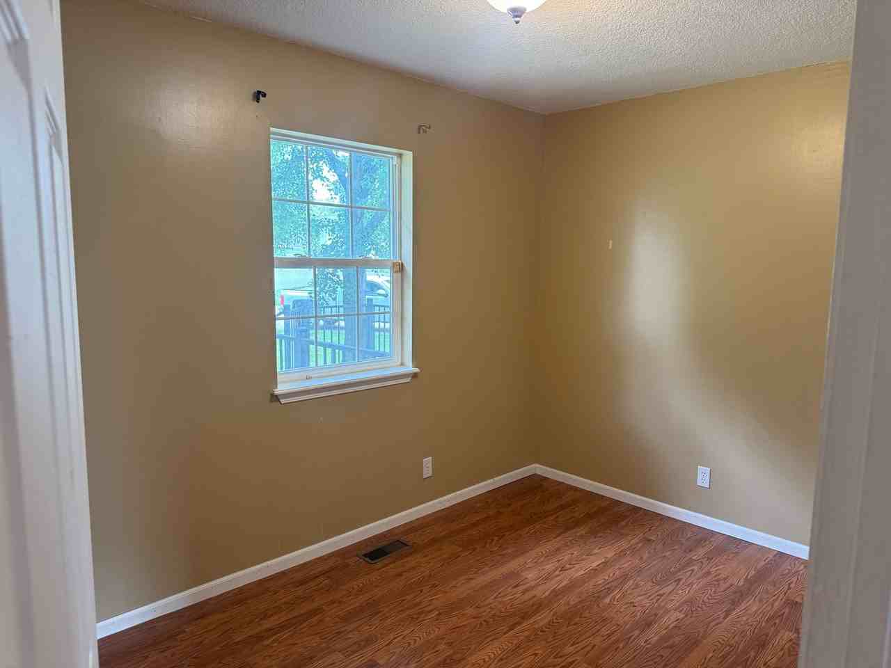 404 E Maple St - Photo 7 of 18