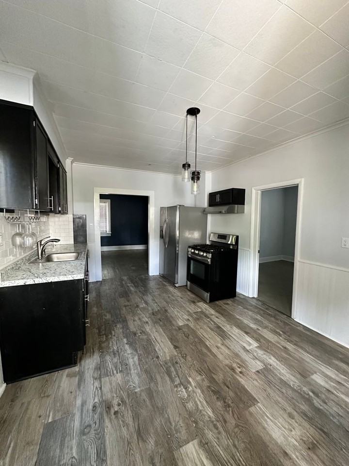 641 E Elm St - Photo 3 of 10