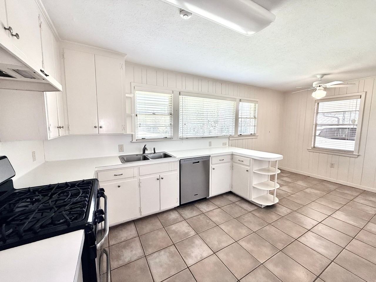 3134 Fritchie Dr - Photo 7 of 34