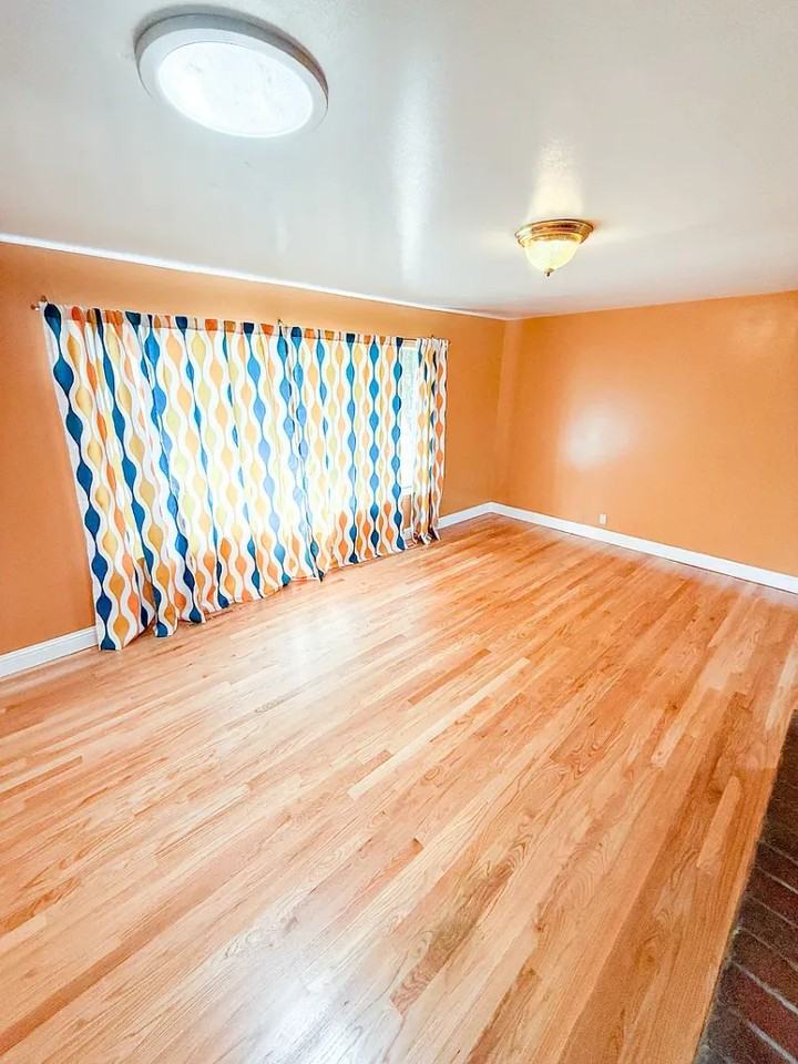 2428 Frances St - Photo 4 of 21