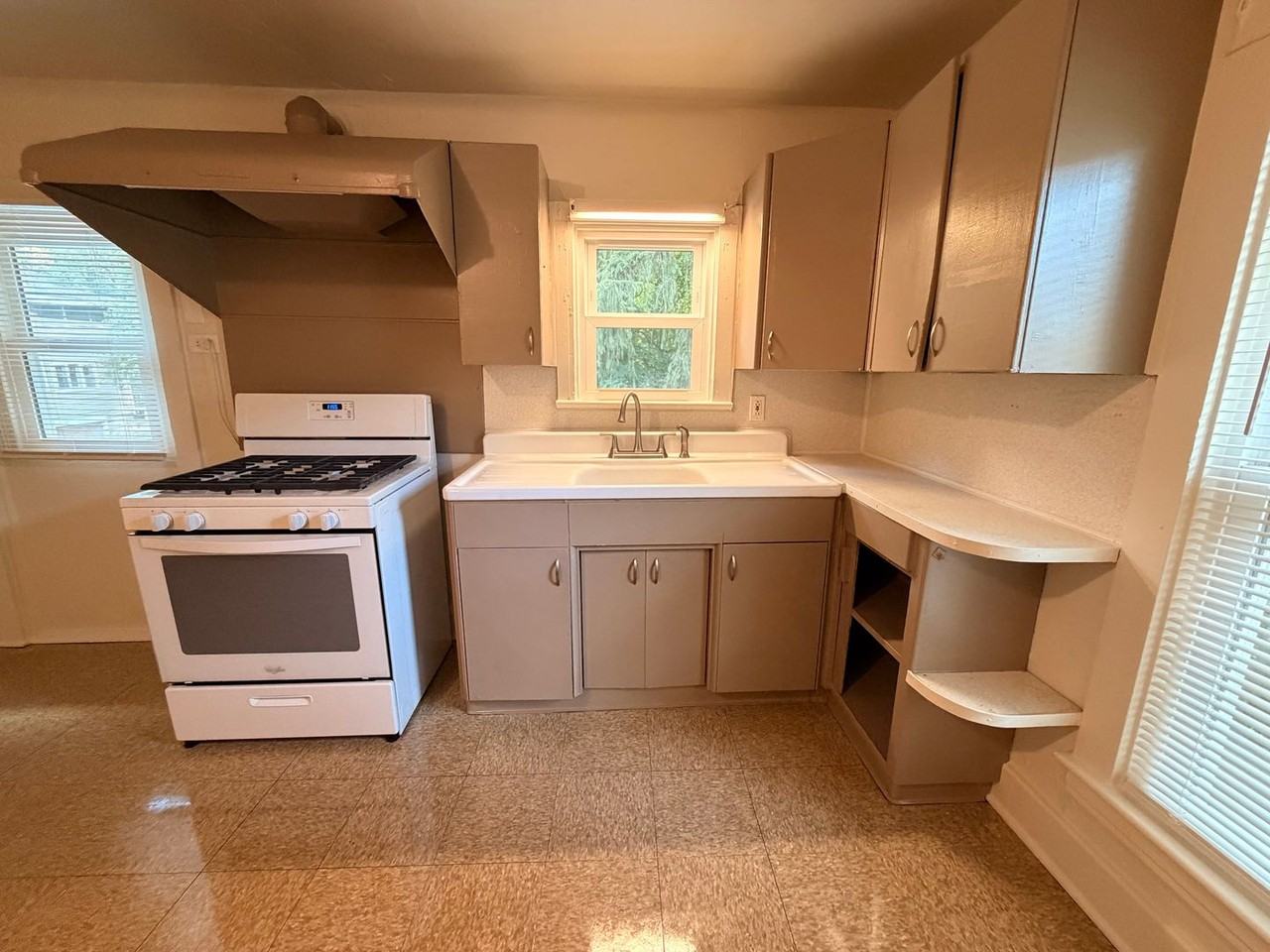 514 Fuller Ave Se - Photo 3 of 14
