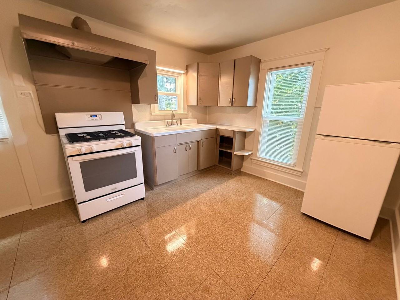 514 Fuller Ave Se - Photo 4 of 14