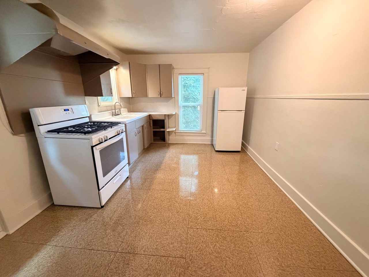 514 Fuller Ave Se - Photo 5 of 14