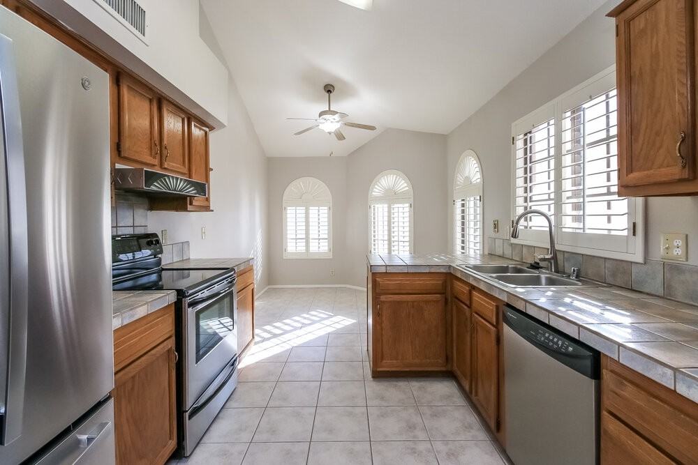 1041 E Sunburst Ln - Photo 7 of 17