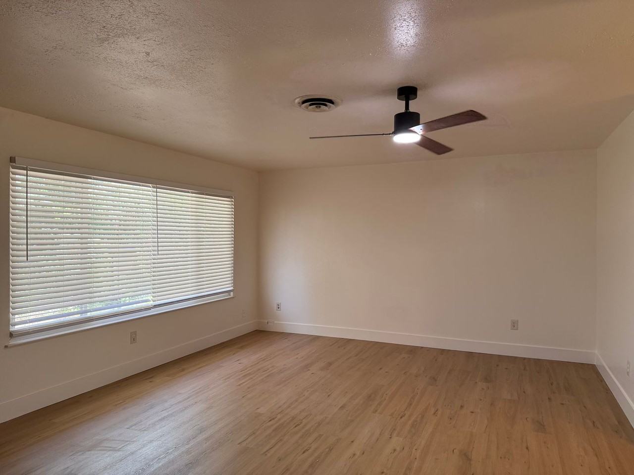 8945 Plaza Park Dr - Photo 4 of 16