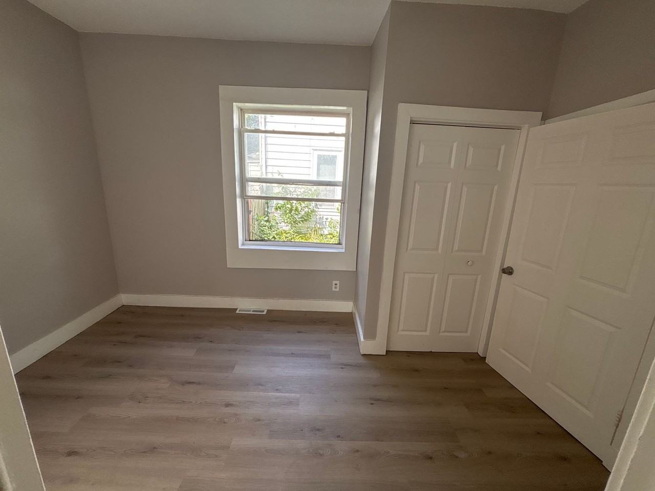 2315 Sheridan Ave N - Photo 7 of 11