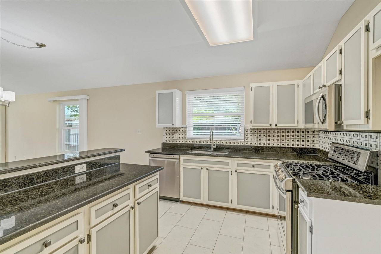 1900 Avante Dr - Photo 4 of 21