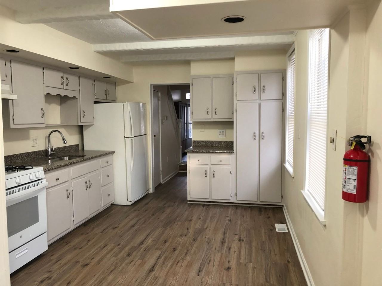 819 Melrose Ave - Photo 4 of 17