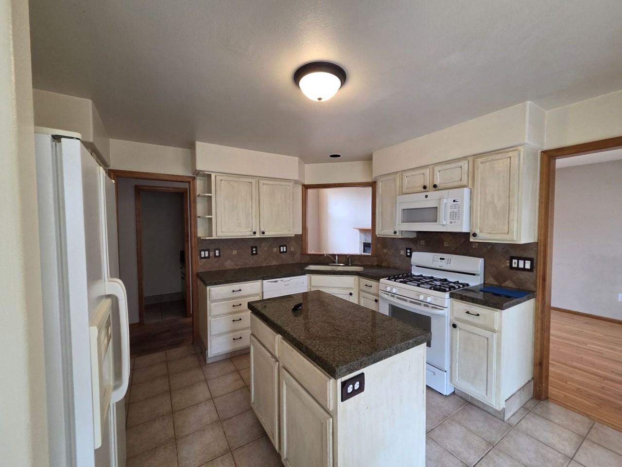 795 Ne Majesty Ln - Photo 7 of 23