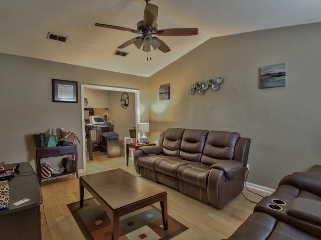 1219 Limestone St - Photo 4 of 34