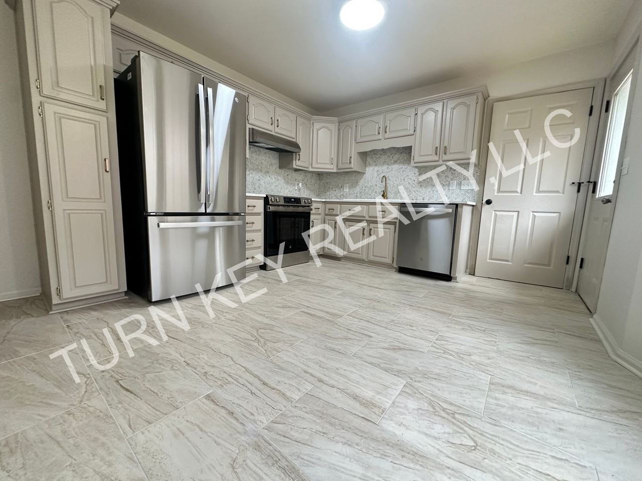 115 Lisa Ln - Photo 3 of 12