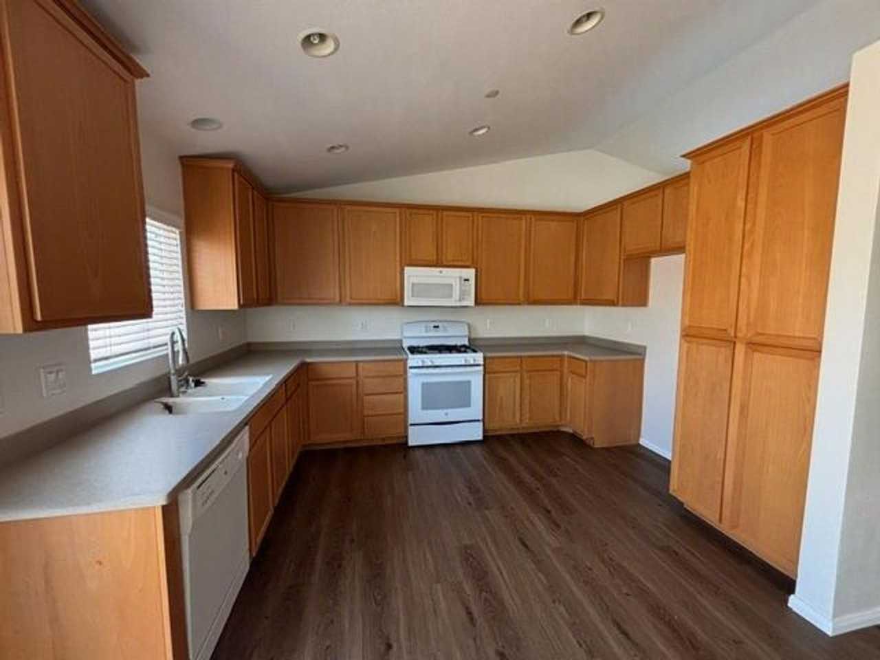 1085 Spud Moreno St - Photo 3 of 11