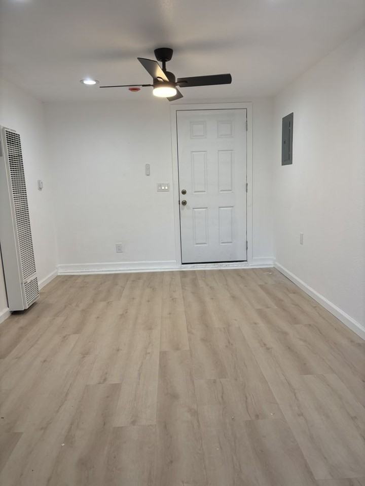 218 Oak St #A - Photo 2 of 9