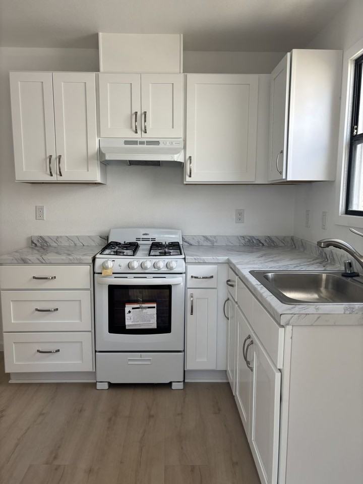 218 Oak St #A - Photo 3 of 9
