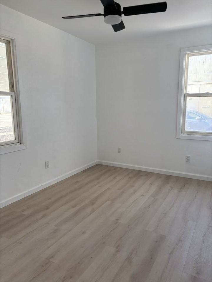 218 Oak St #A - Photo 5 of 9