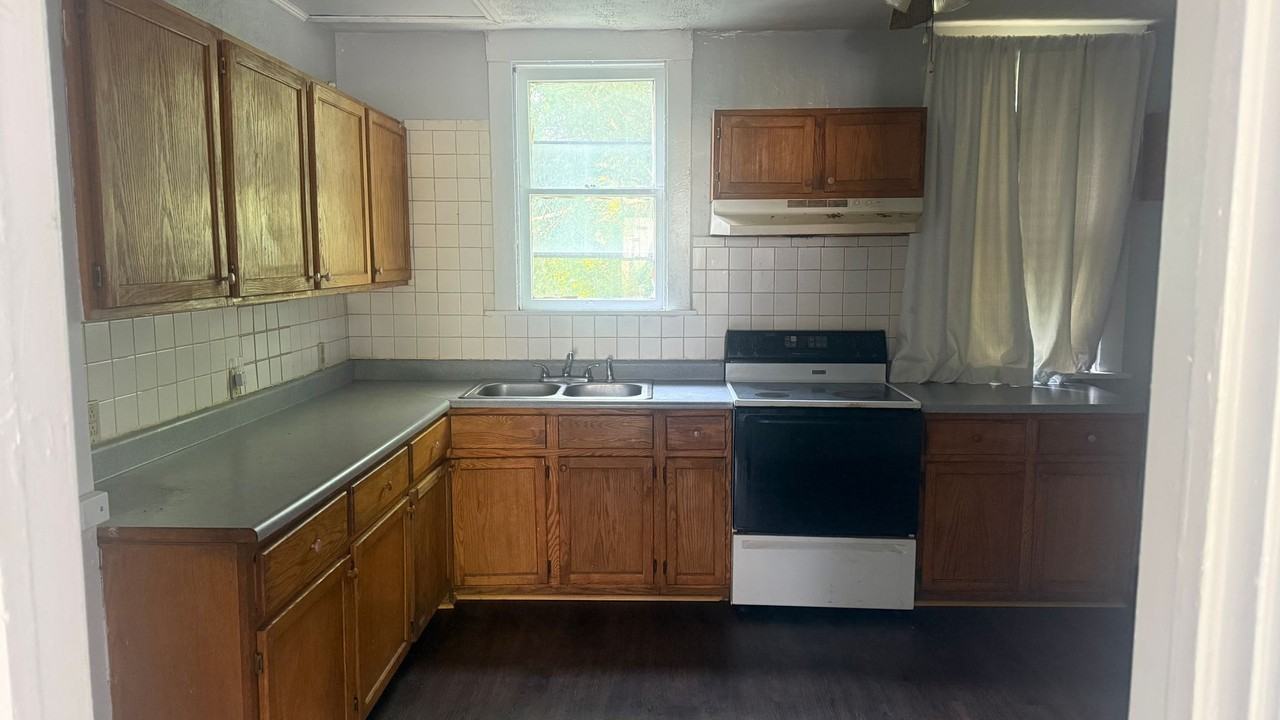 343 Russell St - Photo 3 of 7