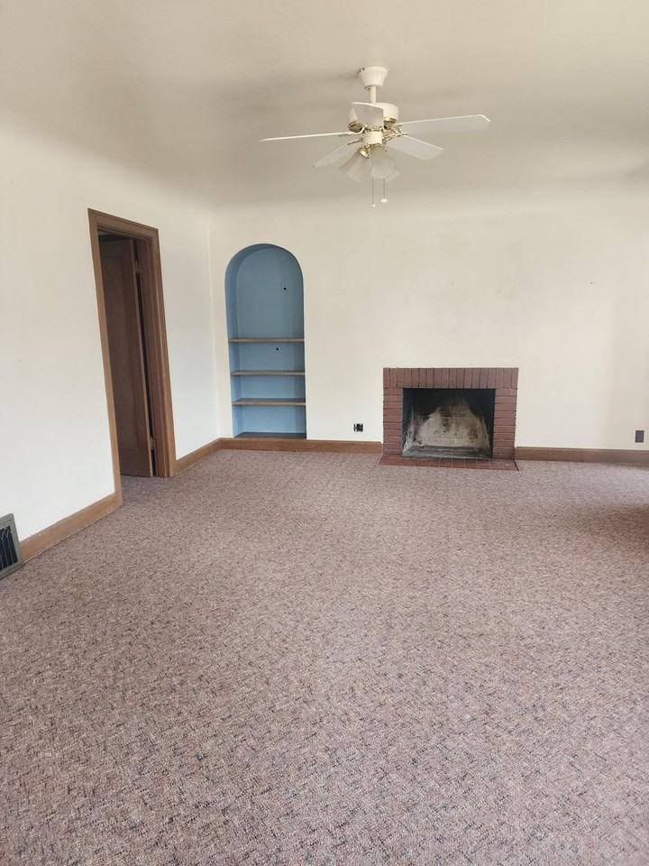 220 Bridge St - Photo 3 of 11