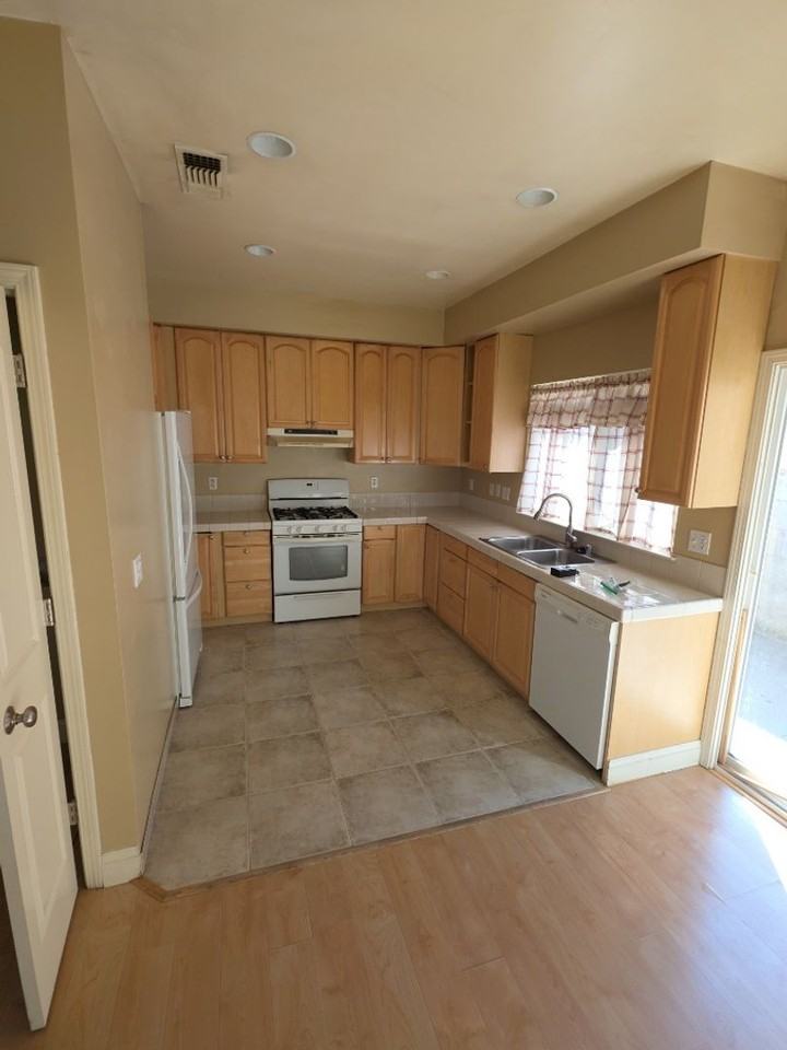 10401 Point Lakeview Rd #B - Photo 3 of 11
