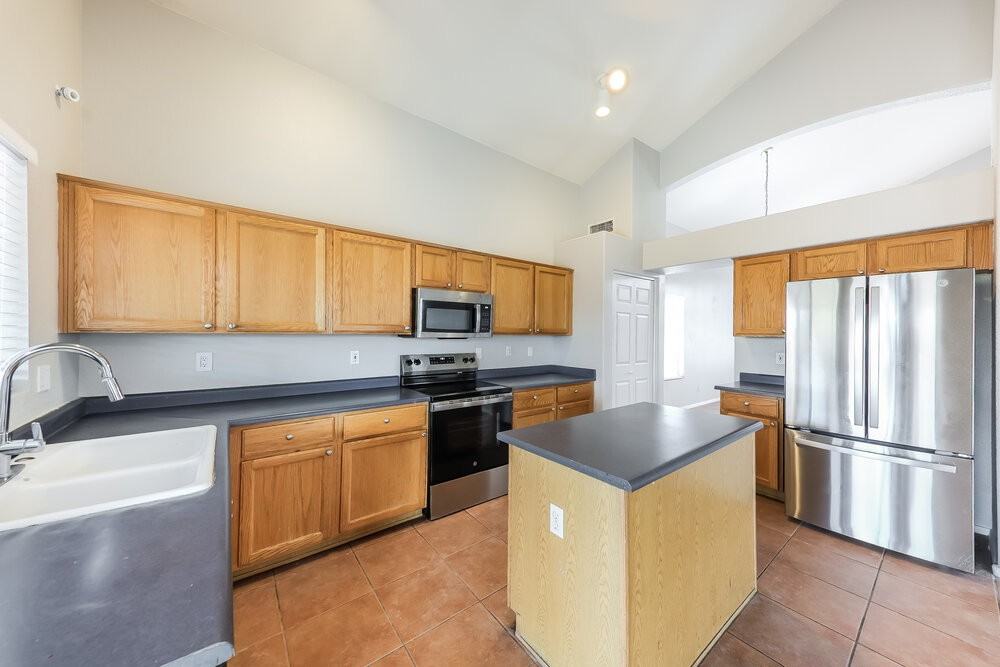 14711 W Ely Dr - Photo 7 of 17