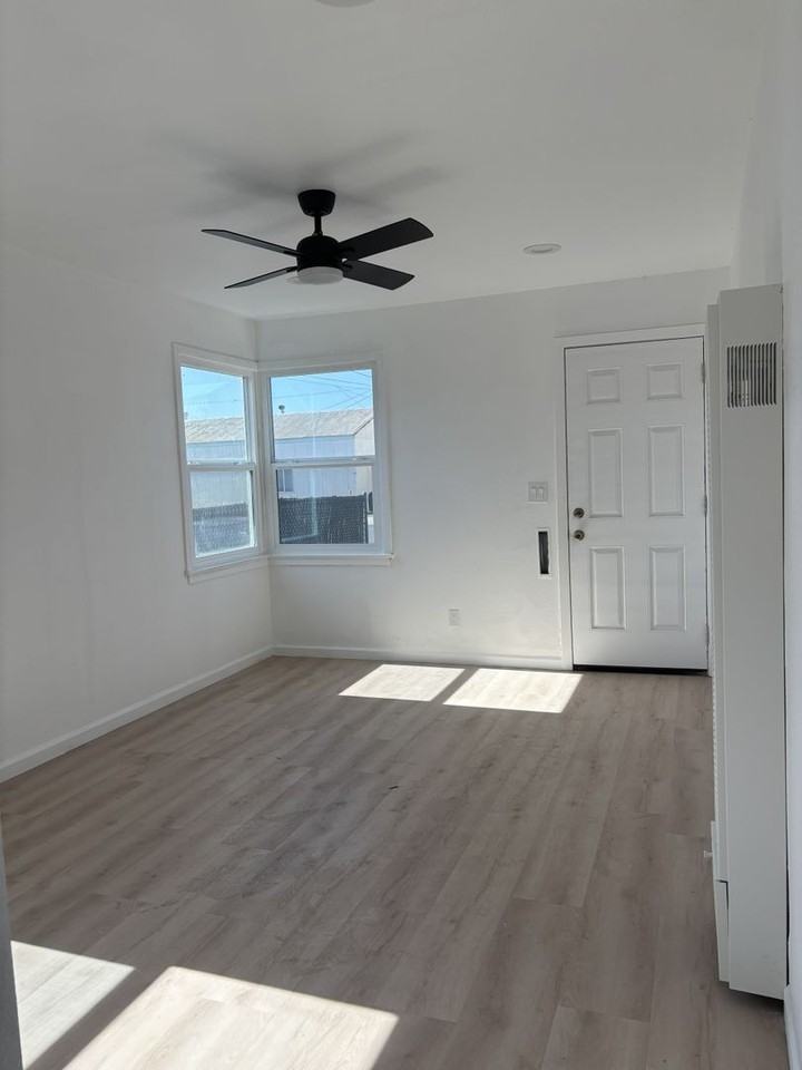 218 Oak St #C - Photo 2 of 6