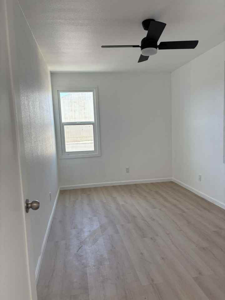218 Oak St #C - Photo 3 of 6