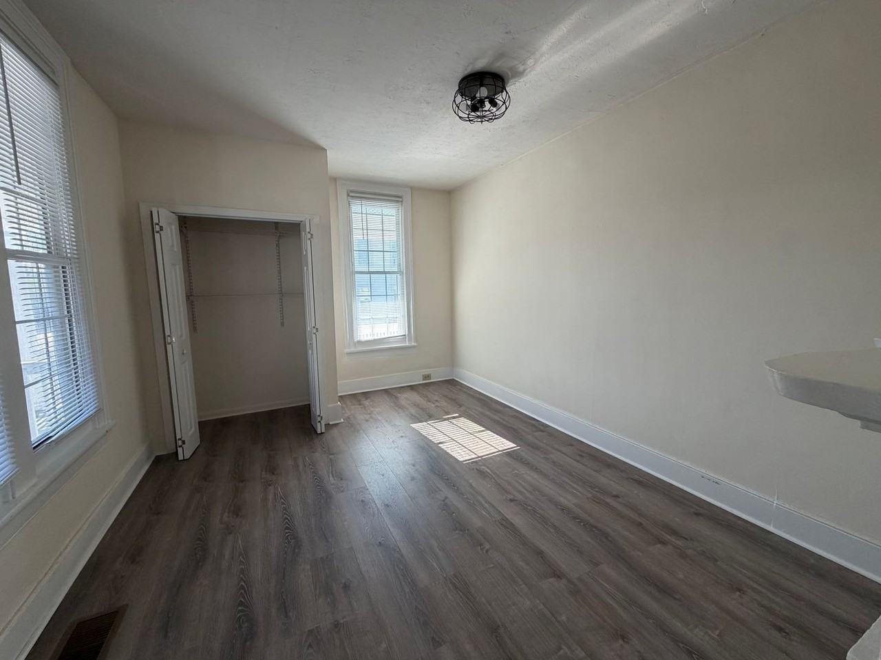 2 W Hampton St - Photo 4 of 20