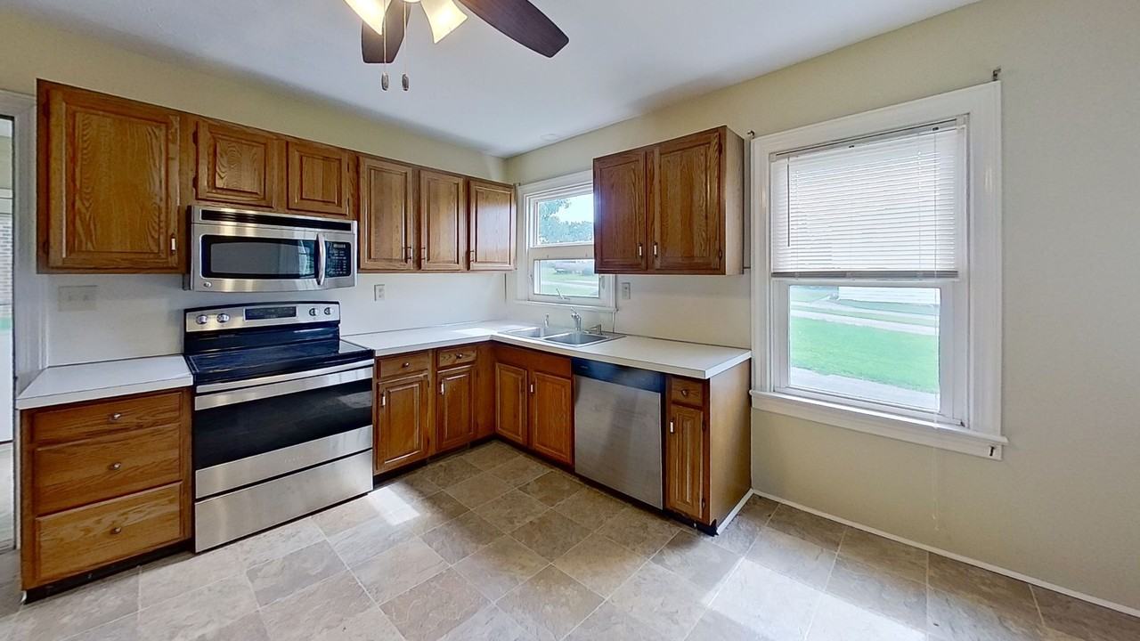 129 Loucks St - Photo 2 of 13