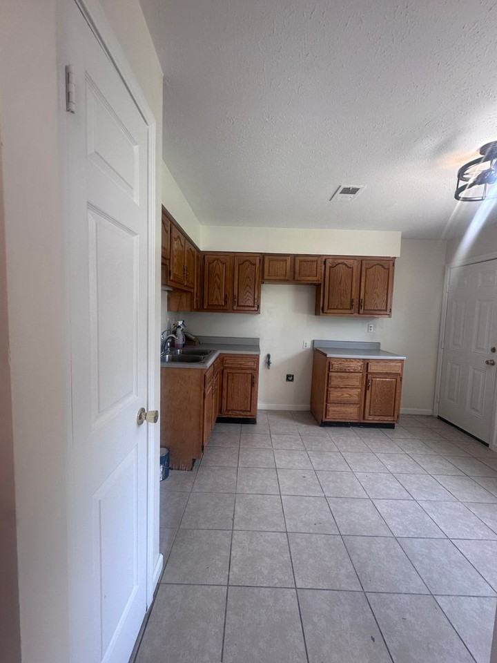 6806 John Paul Ln - Photo 6 of 32