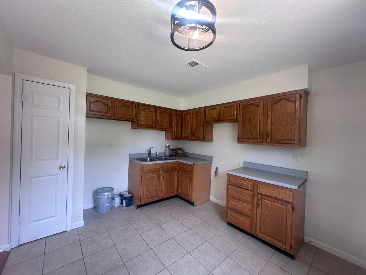 6806 John Paul Ln - Photo 7 of 32