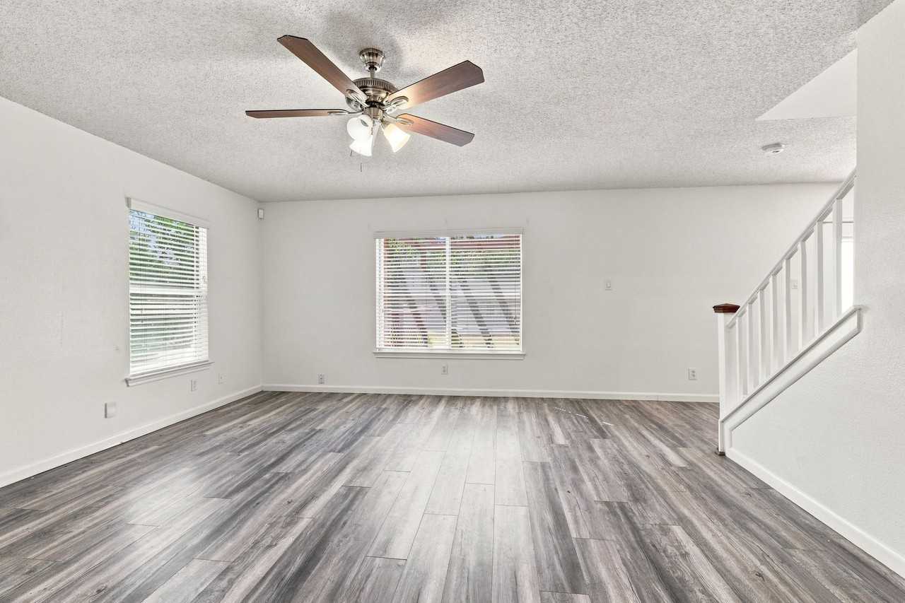 8018 Chestnut Bluff Dr - Photo 4 of 23