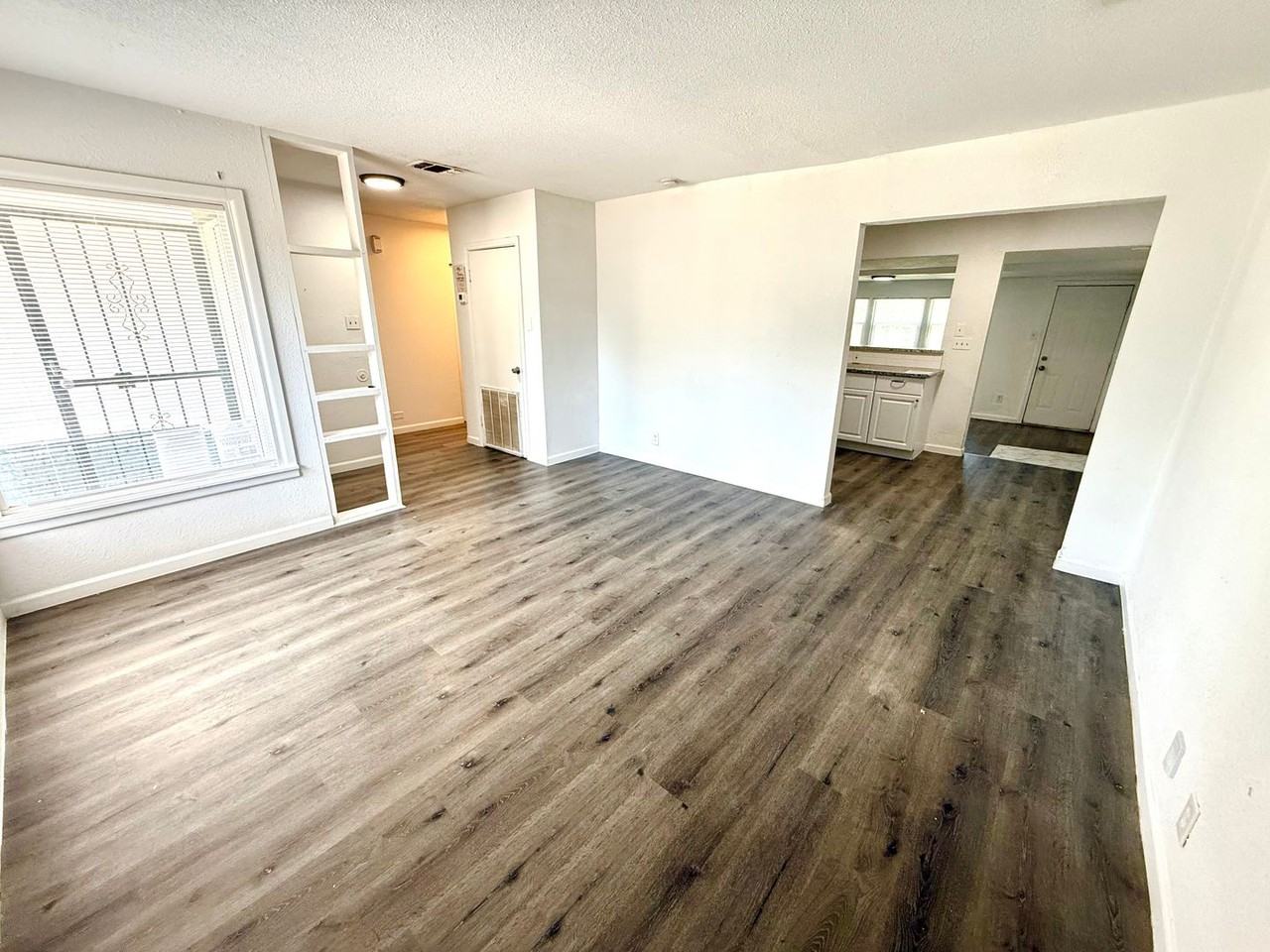307 Hartline Dr - Photo 3 of 22