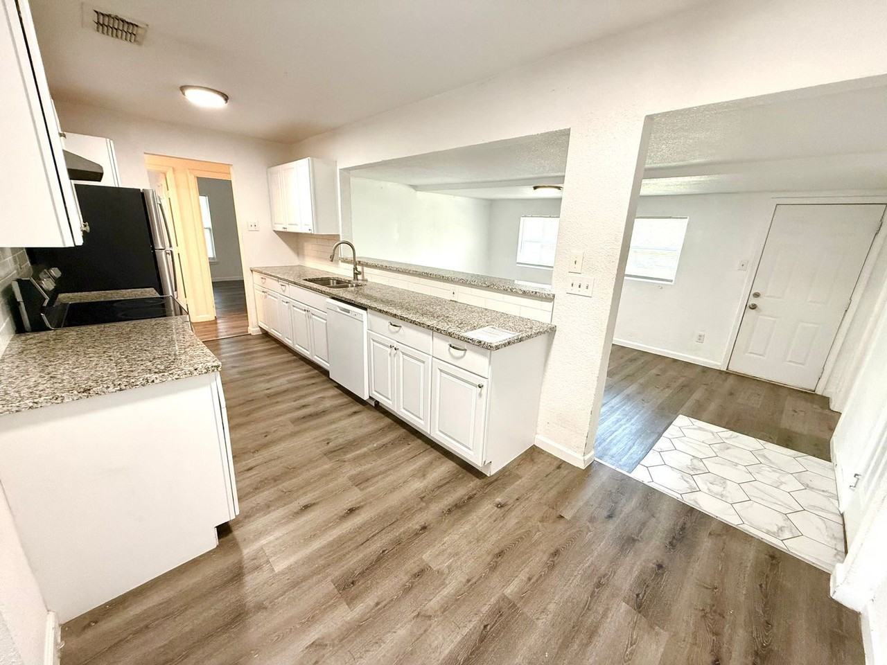 307 Hartline Dr - Photo 4 of 22