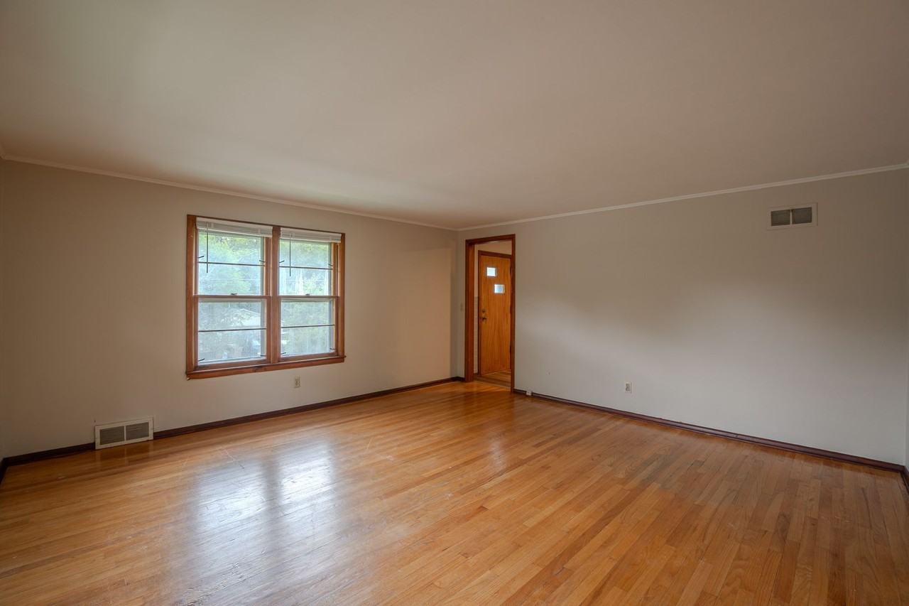 430 Oak St - Photo 3 of 11