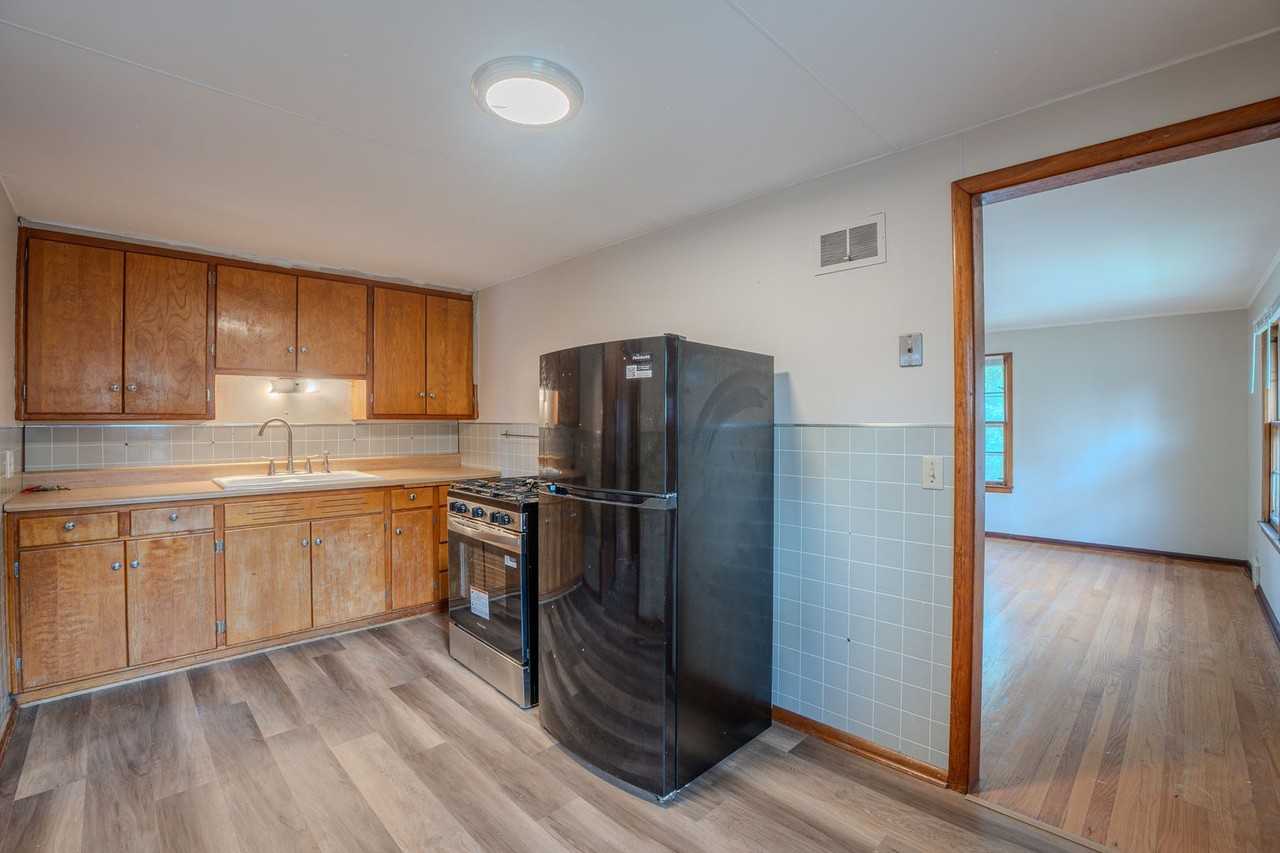 430 Oak St - Photo 4 of 11