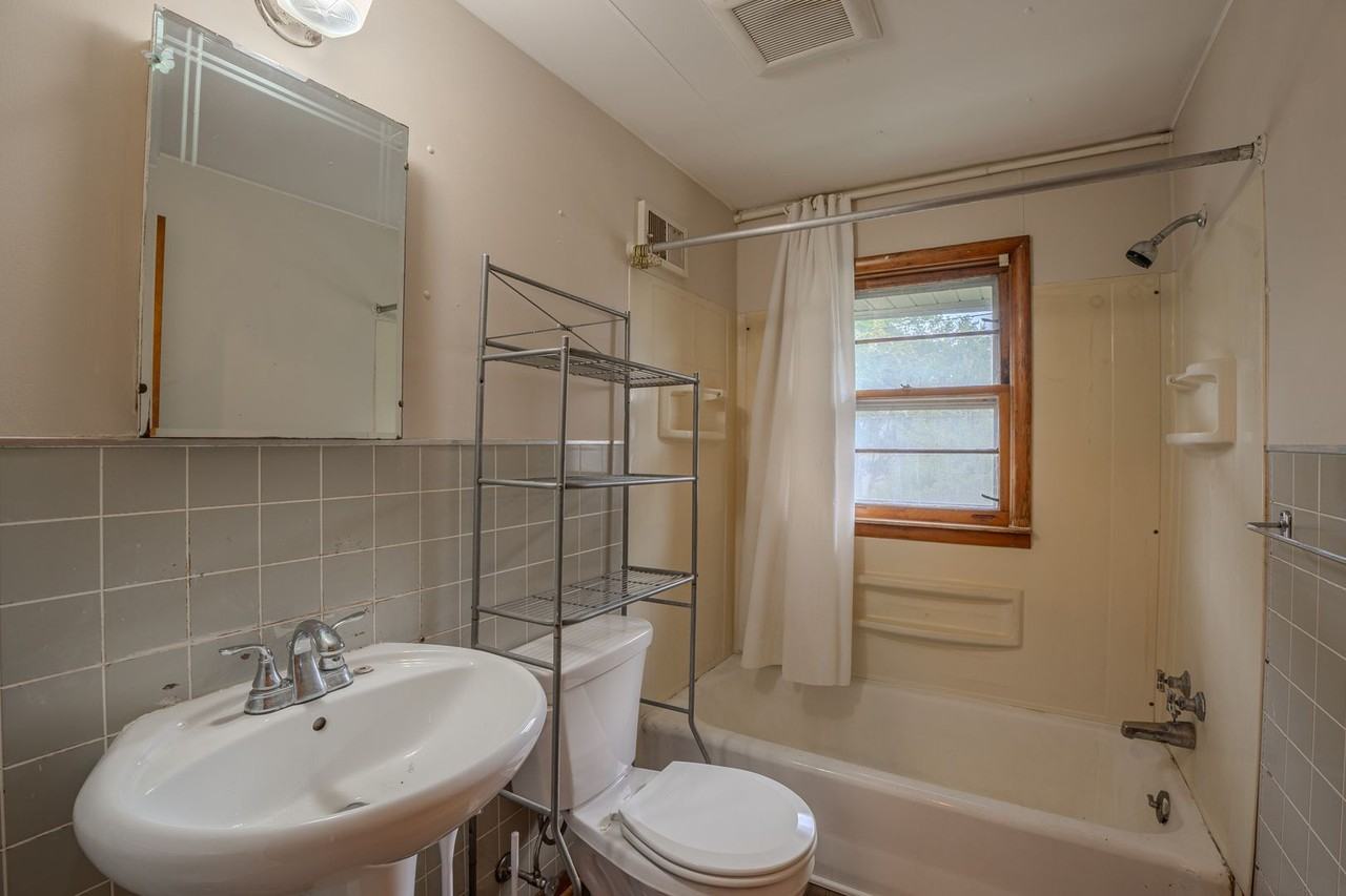 430 Oak St - Photo 5 of 11