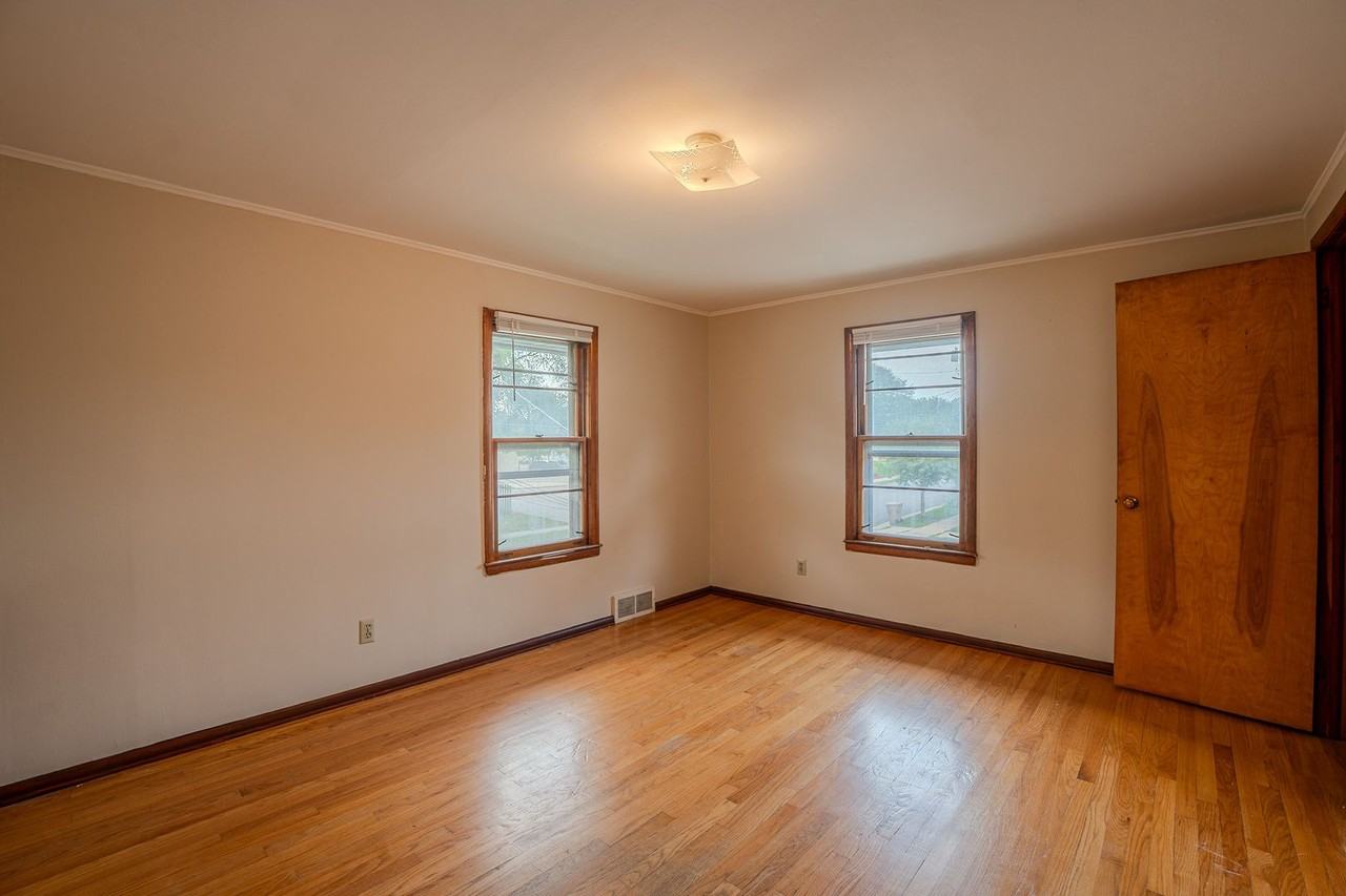 430 Oak St - Photo 6 of 11