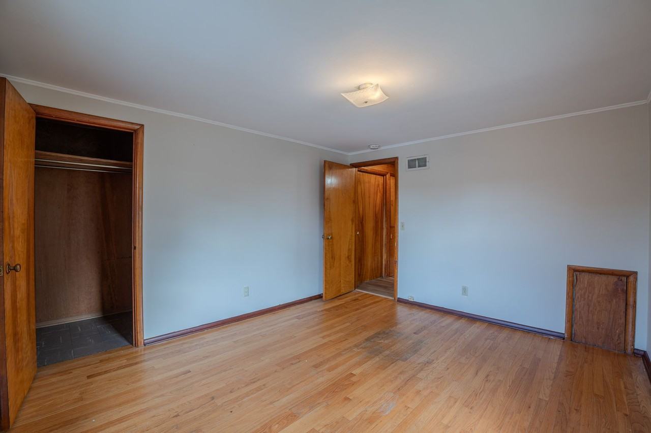 430 Oak St - Photo 7 of 11